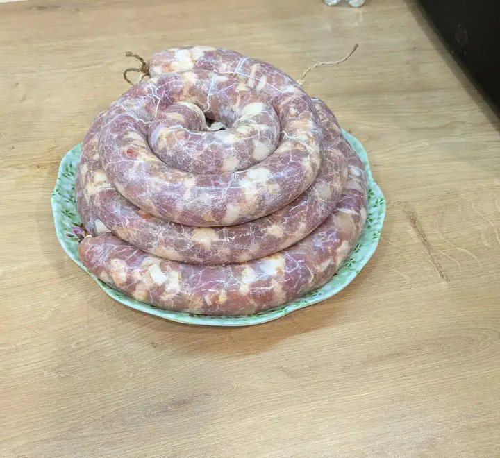 Домашня ковбаса на тарілці